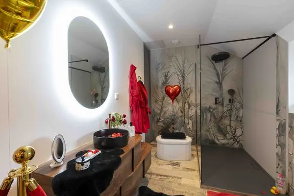 love-room-nantes-salle-eau-douche-tropicale