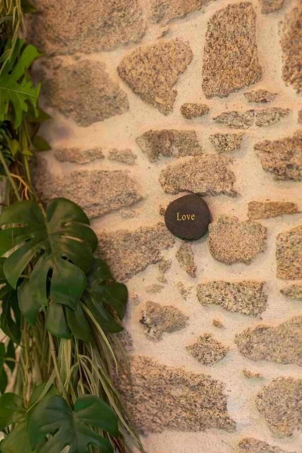 love-room-nantes-mur-pierre-romantique